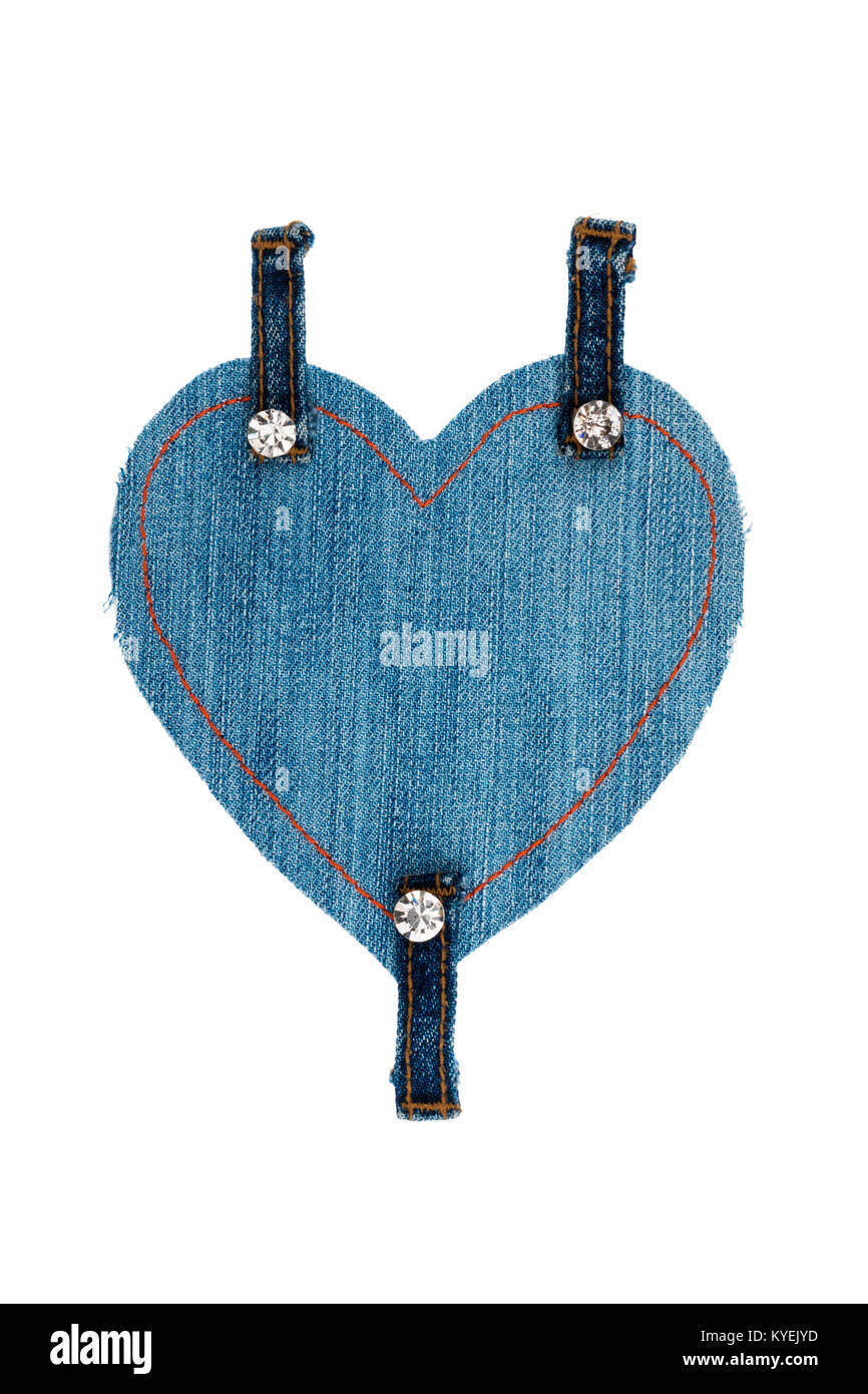 Cuore realizzata in denim è stirata con tre cinghie di jeans, intarsiato con strass. Isolato su sfondo bianco Foto Stock