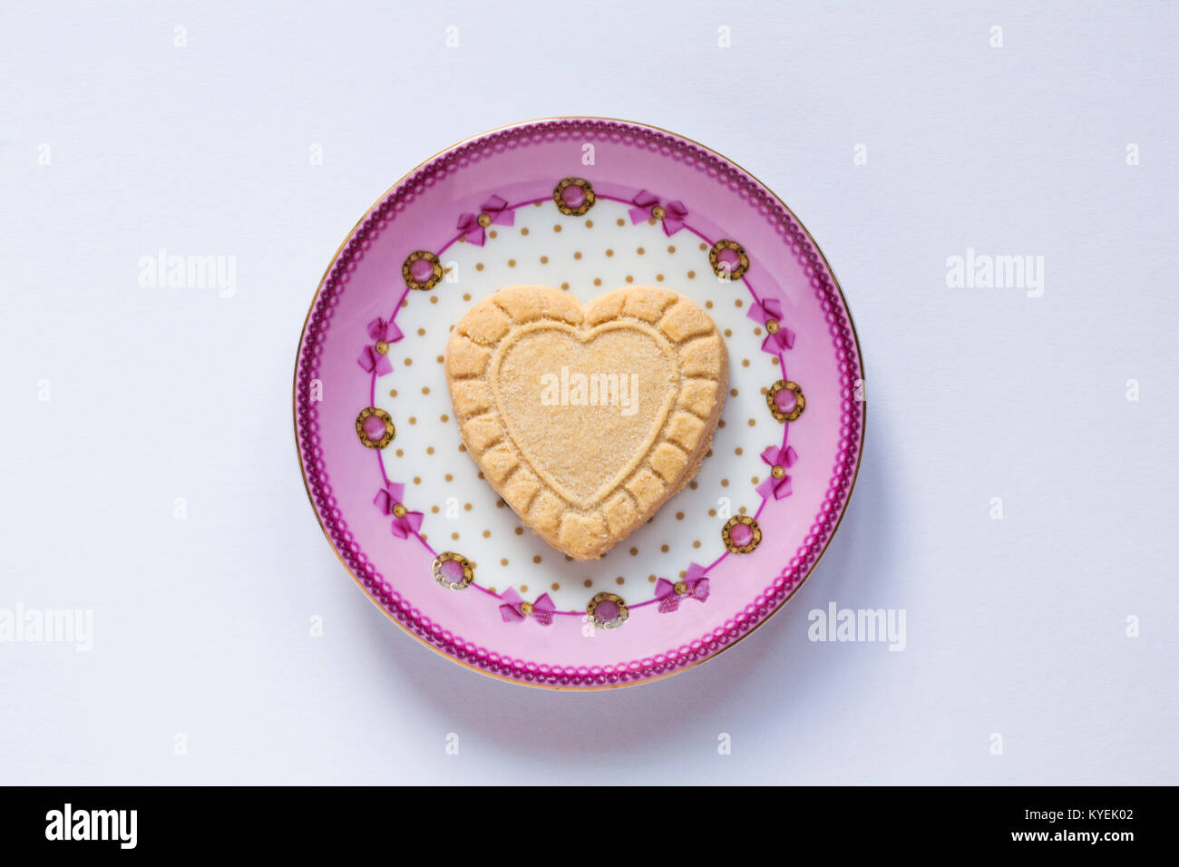 Tesco tutto il burro Pastafrolla scozzese assortimento - una a forma di cuore biscotto frollino sulla piastra - amore frollini concept Foto Stock