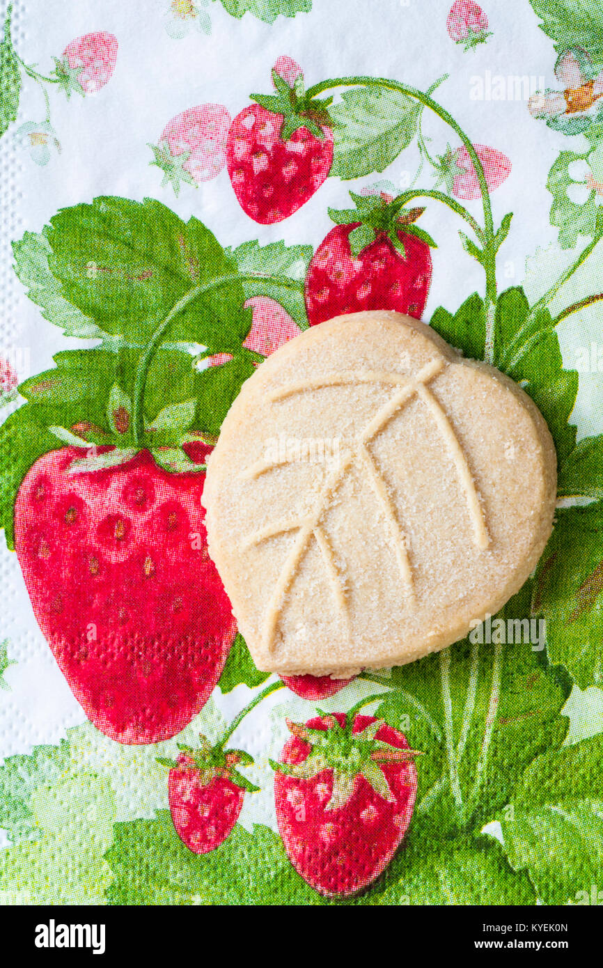 Tesco tutto il burro Pastafrolla scozzese assortimento - lamina a forma biscotto frollino d'estate fragola tovagliolo tovagliolo Foto Stock