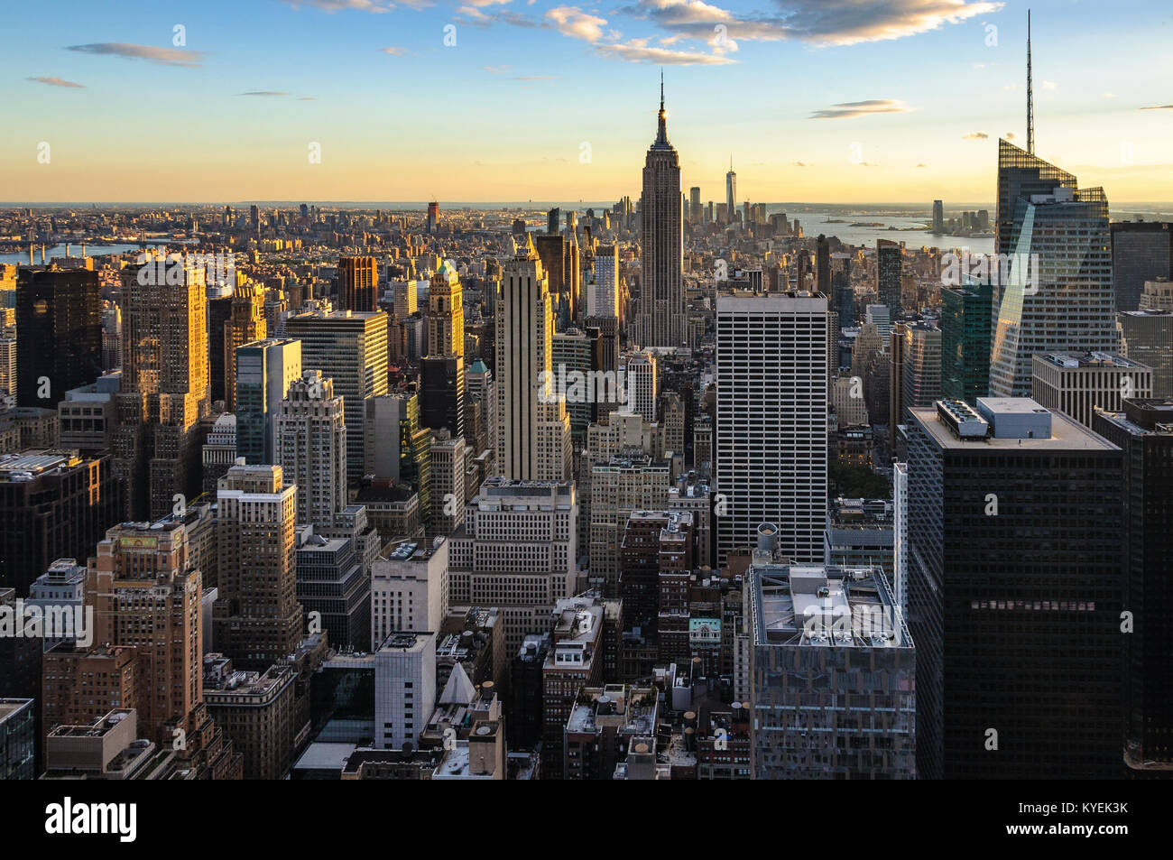Skyline dalla sommità della roccia un deck di visualizzazione al tramonto in New York, Stati Uniti d'America Foto Stock