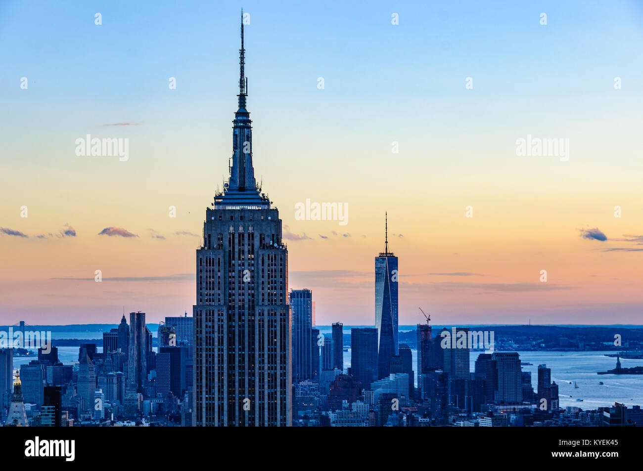 La vista dell'Empire State Building al tramonto dalla cima del Rock in New York, Stati Uniti d'America Foto Stock