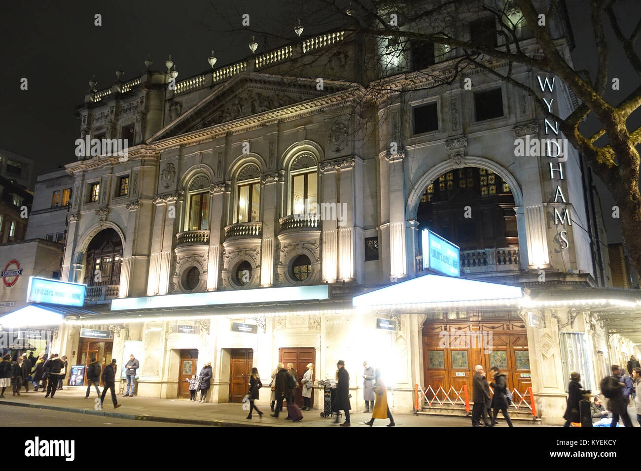 Vista frontale del Wyndham's Theatre di Londra di notte Foto Stock