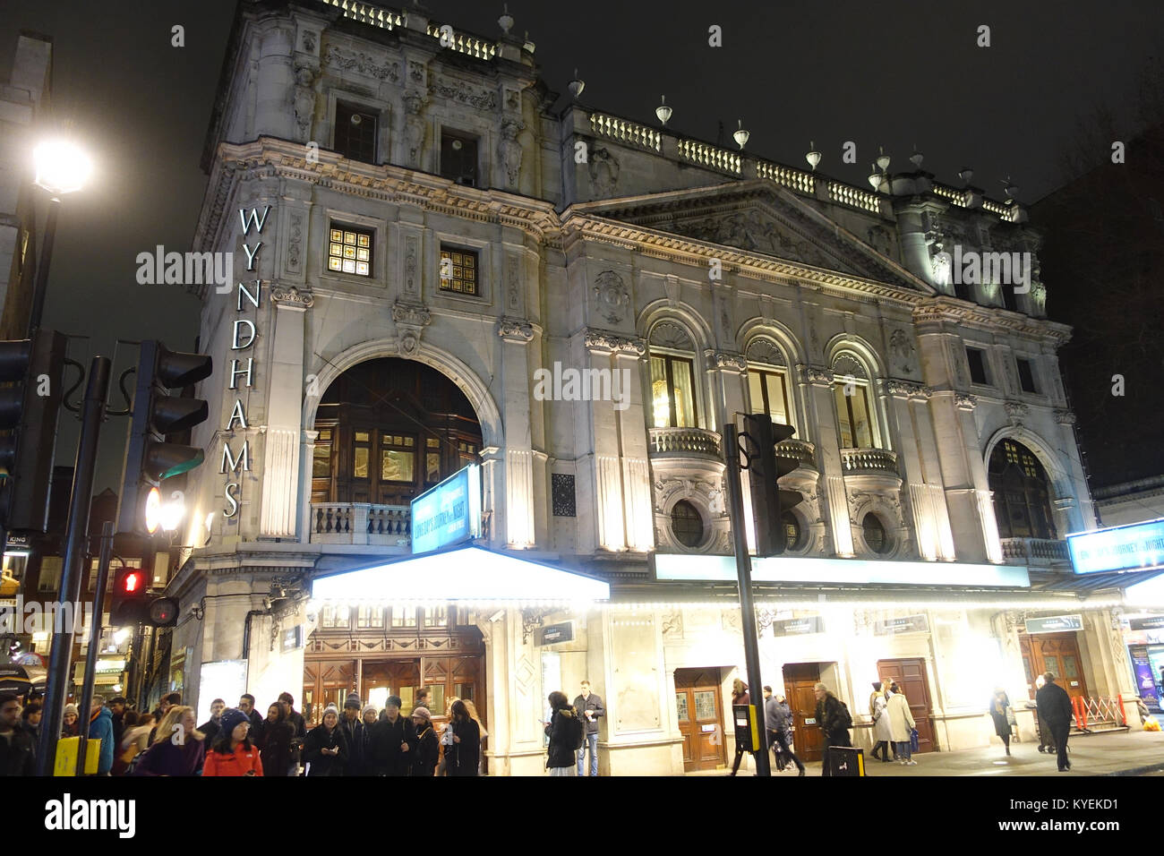 Vista frontale del Wyndham's Theatre di Londra di notte Foto Stock