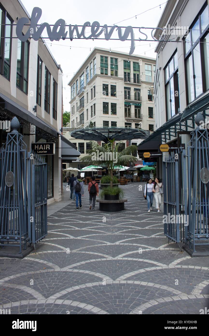 La gente a piedi attraverso Chancery Square, con segno visibile, una popolare destinazione per lo shopping di Auckland, in Nuova Zelanda, Ottobre 10, 2017. () Foto Stock