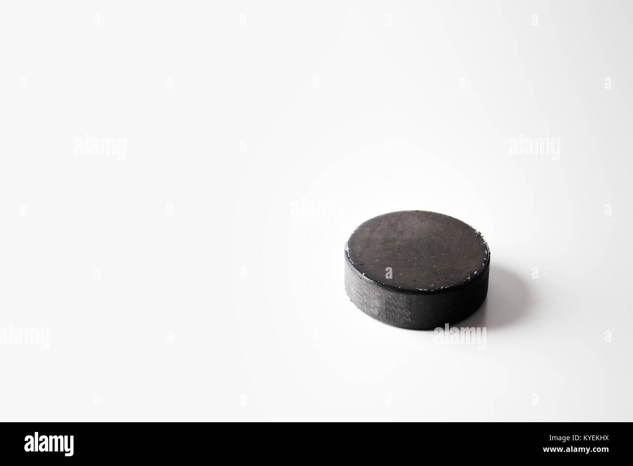 Hockey su ghiaccio puck isolati su sfondo bianco Foto Stock