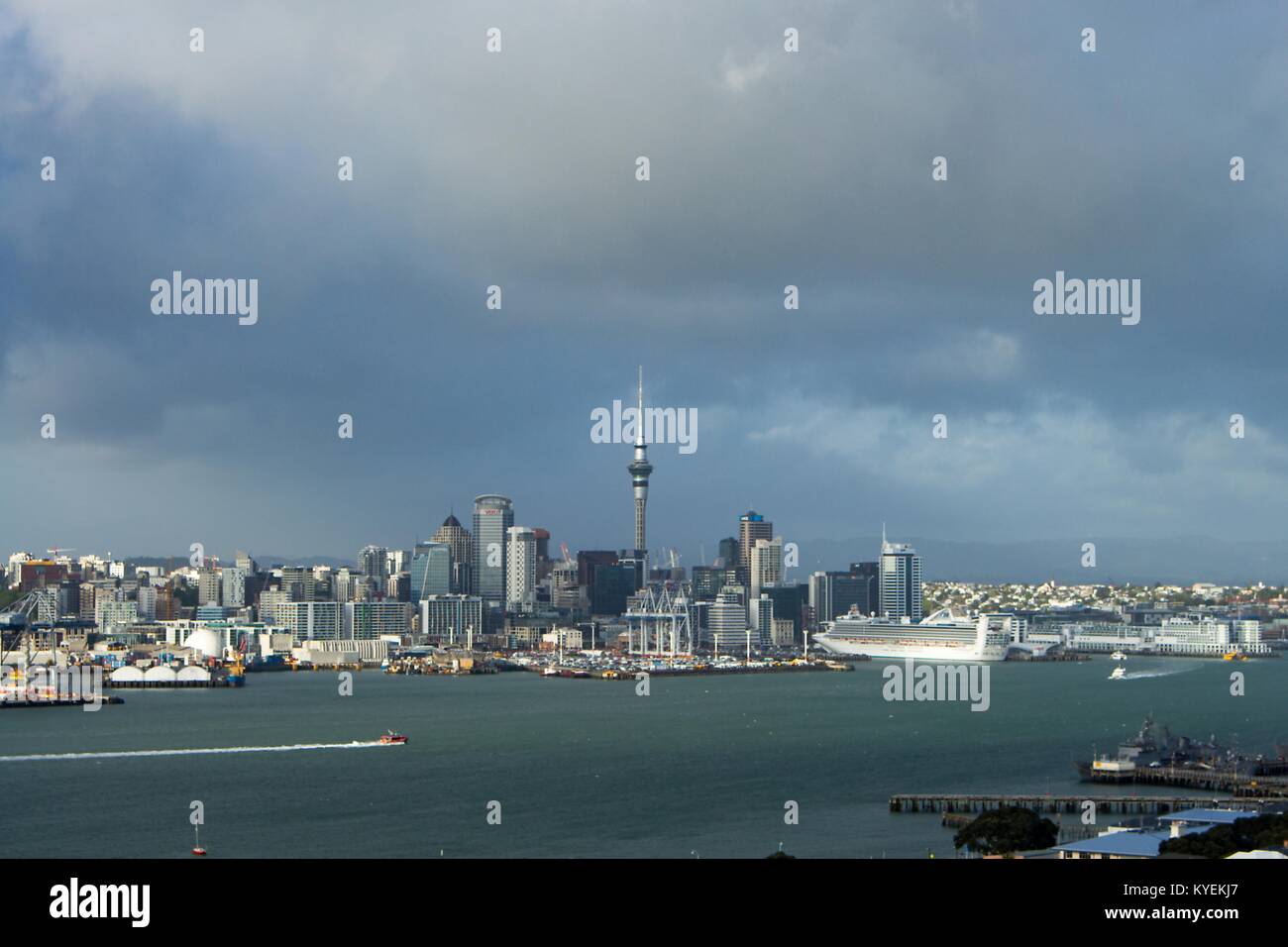 Urban Skyline di Auckland in Nuova Zelanda, tra cui la mitica Torre del Cielo, da tutta sul porto di Auckland sul Monte Victoria su un giorno nuvoloso, con navi da crociera e di piccole imbarcazioni visibile, 11 ottobre 2017. () Foto Stock