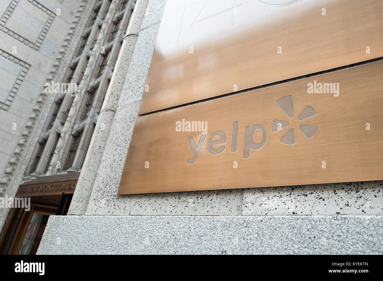 Segno presso la sede sociale di recensioni Yelp sito nel sud del mercato (SOMA) quartiere di San Francisco, California, 13 ottobre 2017. SoMa è noto per avere una delle più alte concentrazioni di aziende di tecnologia e di startup di qualsiasi altra regione del mondo. () Foto Stock