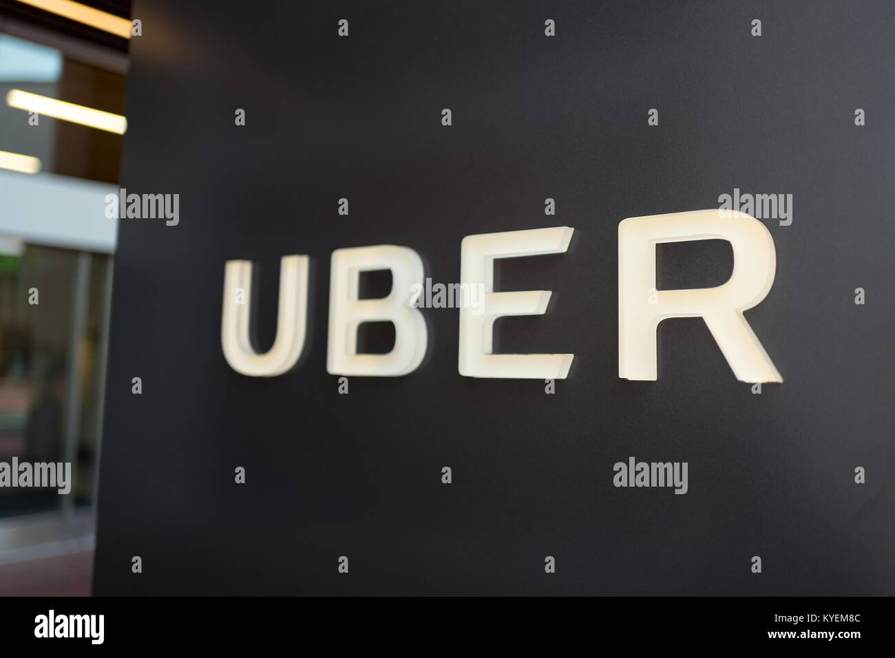 Cartello con il logo presso la sede centrale di car-sharing technology company Uber nel sud del mercato (SOMA) quartiere di San Francisco, California, 13 ottobre 2017. SoMa è noto per avere una delle più alte concentrazioni di aziende di tecnologia e di startup di qualsiasi altra regione del mondo. () Foto Stock