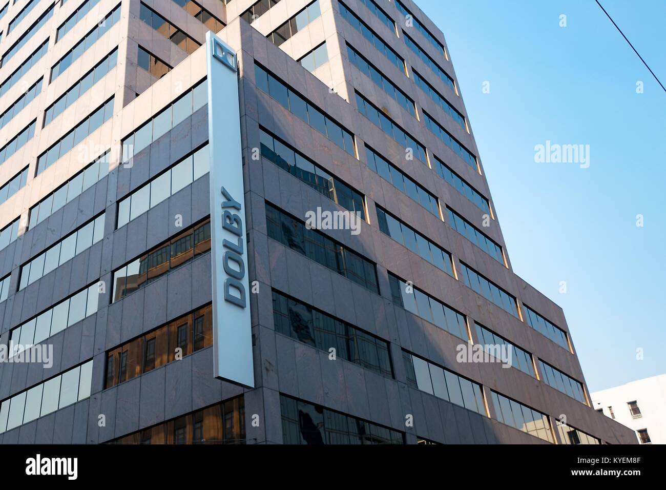 Segno sulla facciata della sede della tecnologia audio azienda Dolby Laboratories nel sud del mercato (SOMA) quartiere di San Francisco, California, 13 ottobre 2017. SoMa è noto per avere una delle più alte concentrazioni di aziende di tecnologia e di startup di qualsiasi altra regione del mondo. () Foto Stock