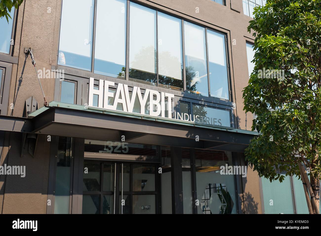 Segno sulla facciata della sede di industrie Heavybit, una tecnologia startup che aiuta gli sviluppatori di software a prendere i prodotti sul mercato nel sud del mercato (SOMA) quartiere di San Francisco, California, 13 ottobre 2017. SoMa è noto per avere una delle più alte concentrazioni di aziende di tecnologia e di startup di qualsiasi altra regione del mondo. () Foto Stock