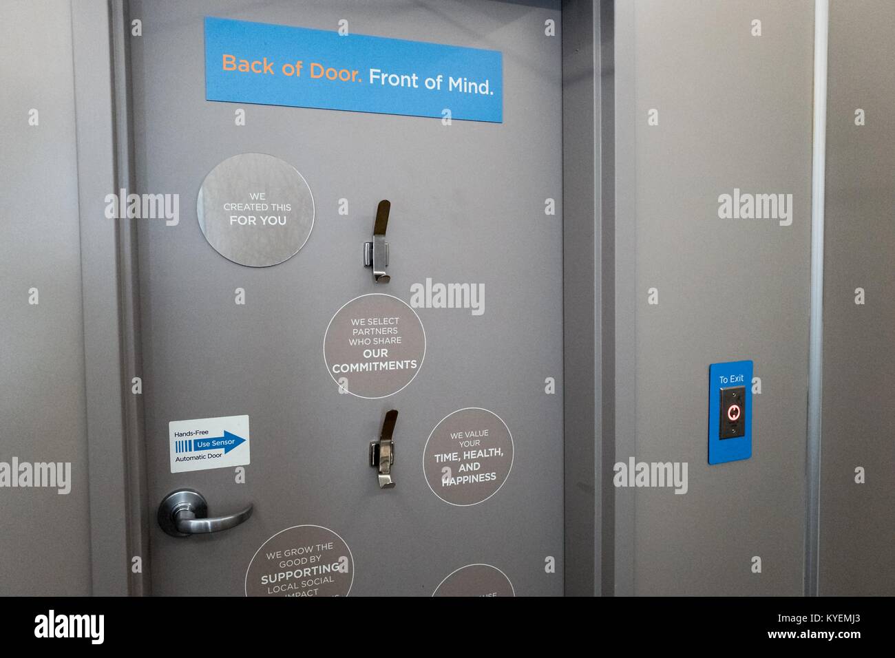 Interno del bagno automatizzato installato dalla tecnologia startup buona 2 Andare nel sud del mercato (SOMA) quartiere di San Francisco, California, 13 ottobre 2017. SoMa è noto per avere una delle più alte concentrazioni di aziende di tecnologia e di startup di qualsiasi altra regione del mondo. () Foto Stock