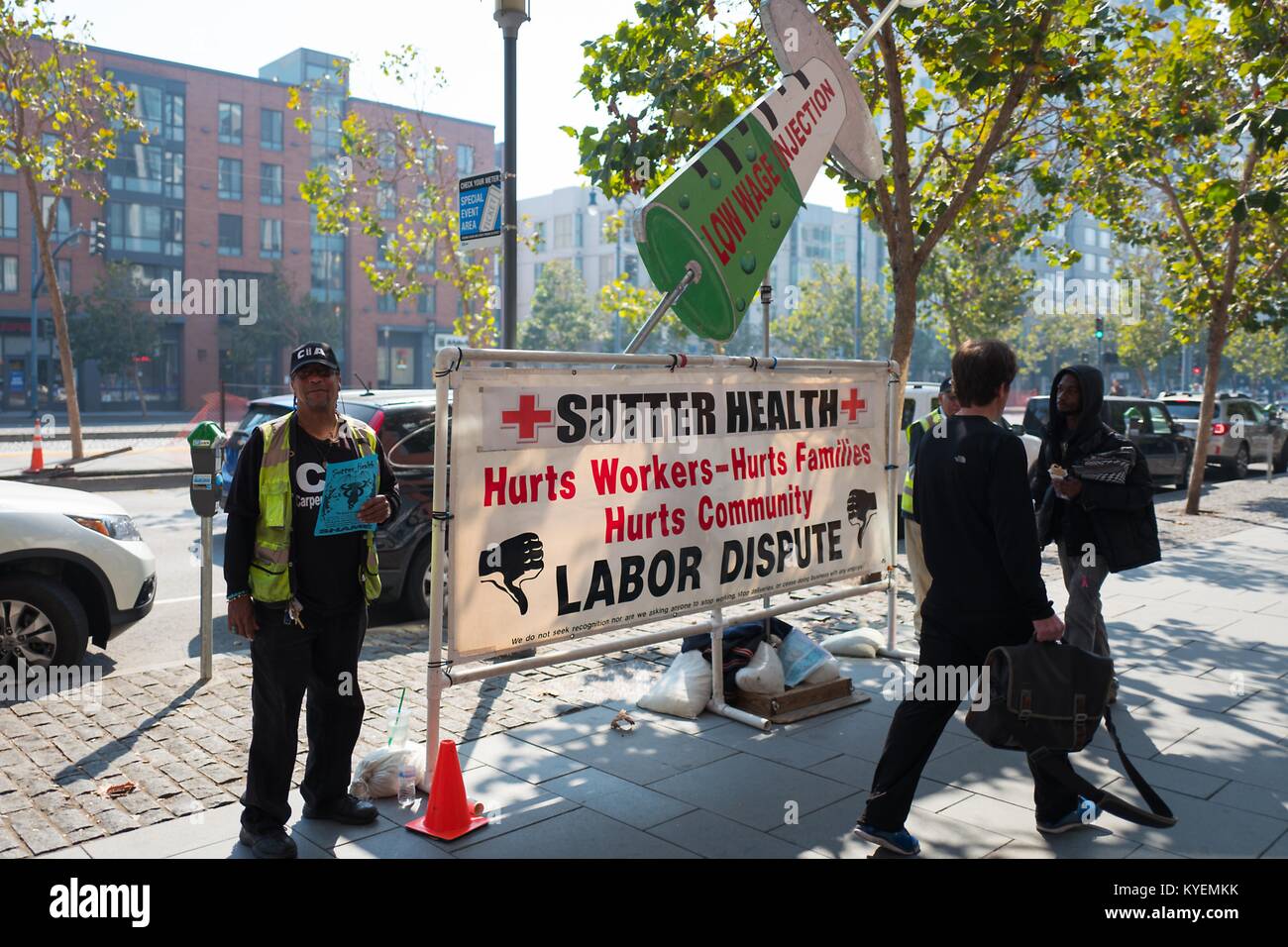 Manifestanti picket al di fuori di un ufficio di Sutter salute nel corso di una controversia di lavoro nel sud del mercato (SOMA) quartiere di San Francisco, California, 13 ottobre 2017. () Foto Stock