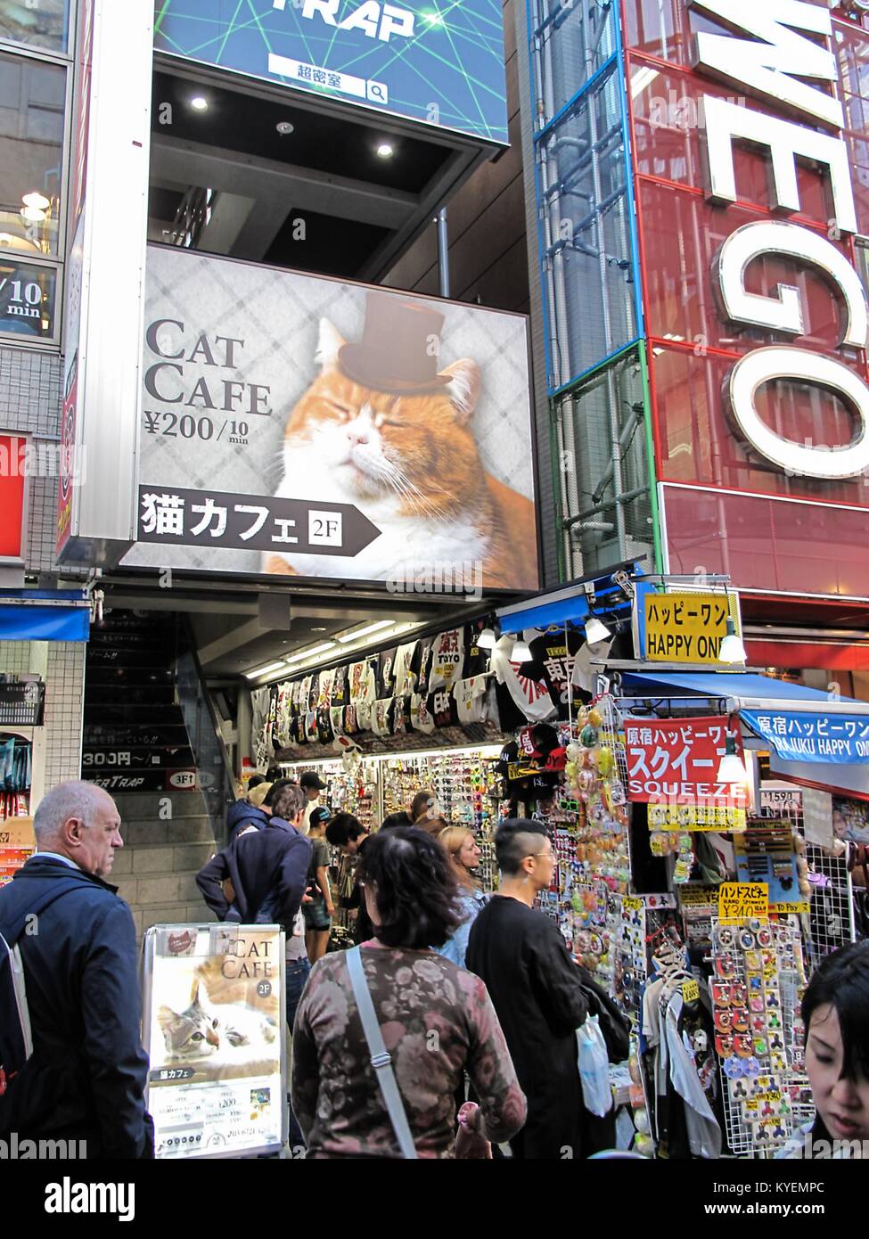 Segno per il gatto Cafe, una popolare destinazione turistica sulla Takeshita Street, un importante quartiere dello shopping di Harajuku Shibuya, Tokyo, Giappone, 23 ottobre 2017. () Foto Stock