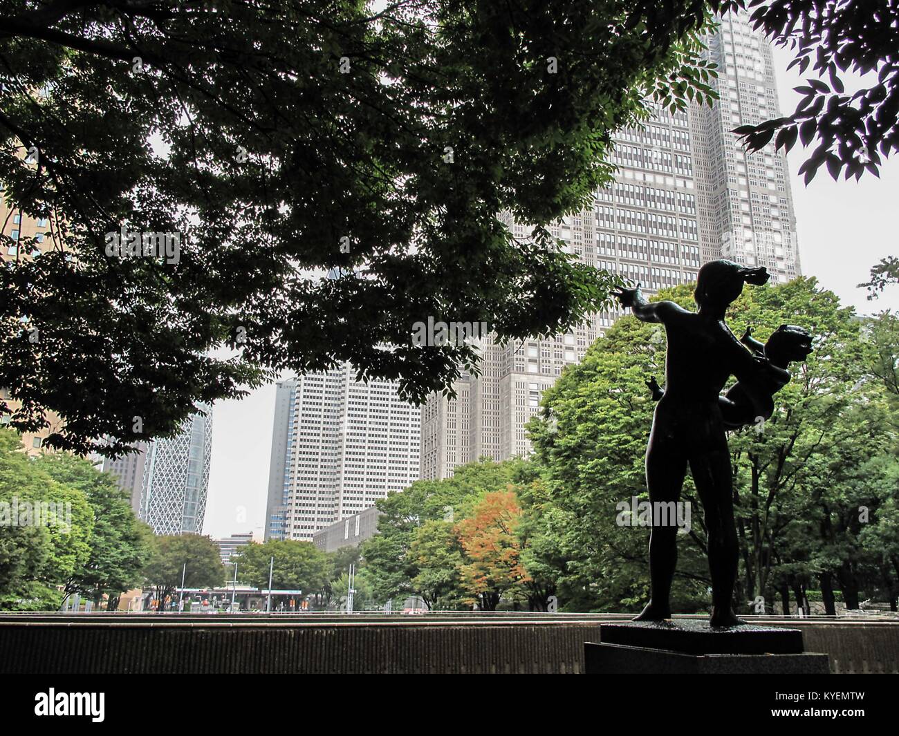 Grattacieli, compresa la modalità Gakuen Cocoon tower sono visibili con statua in primo piano, in Shinjuku Central Park, un parco pubblico in Shinjuku di Tokyo, Giappone, 17 ottobre 2017. () Foto Stock