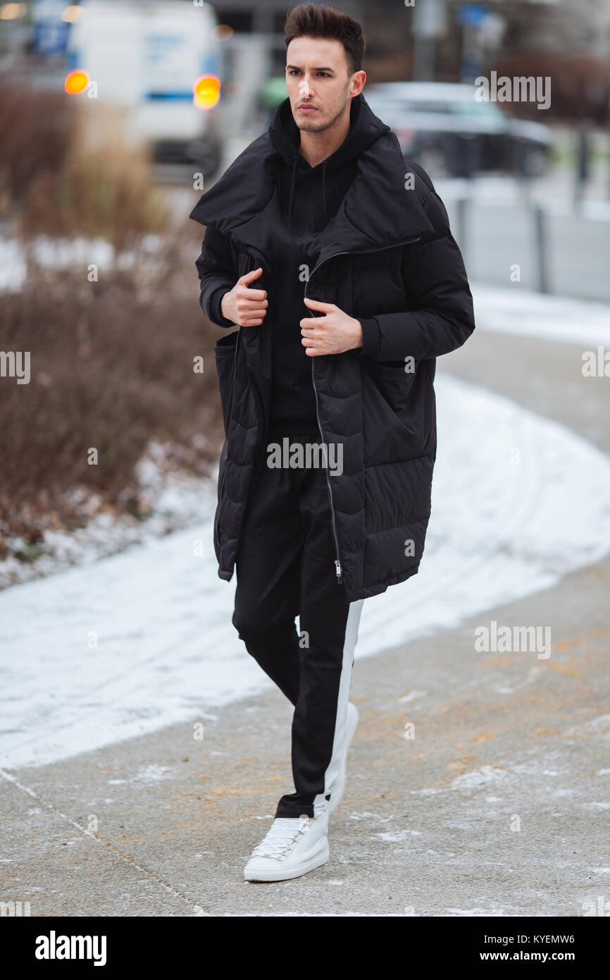 Elegante Uomo Wolk Sulla Strada Il Freddo Invernale Vestito Giacca Di Grandi Dimensioni Con Il Bianco Sneakers Sfondo Blured Street Modello Profecional Foto Foto Stock Alamy