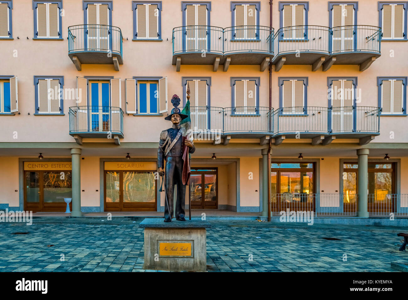Italia Piemonte Poirino - Monumento ai Carabinieri, opera del pittore  veronese Albano Poli, posto in un nuovo giardino pubblico chiamato dopo  l'Arma dei Carabinieri Foto stock - Alamy