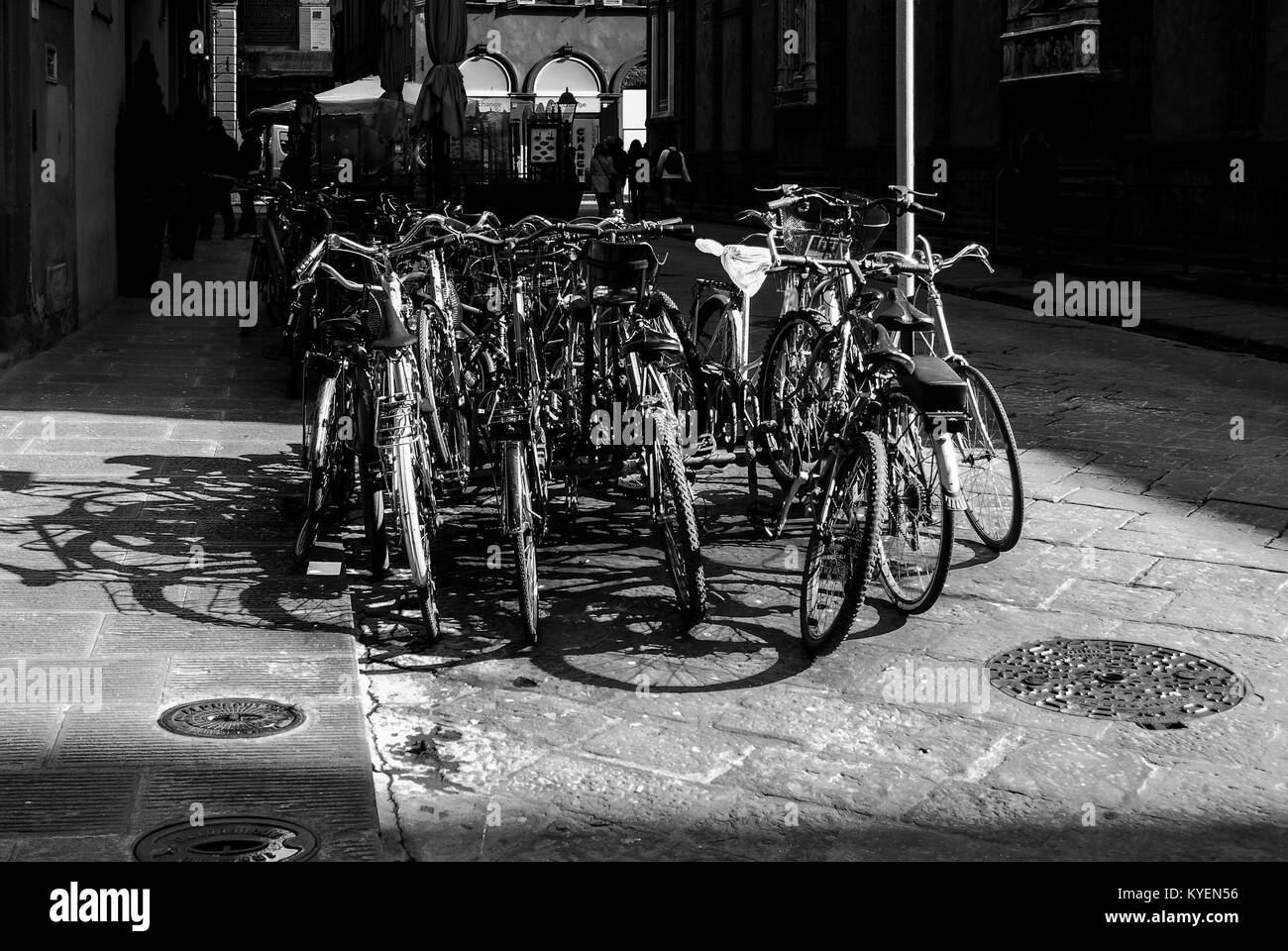 Firenze-21 febbraio: Biciclette parcheggiate nelle strade di Firenze,l'Italia,su febbraio 21,2011. Foto Stock