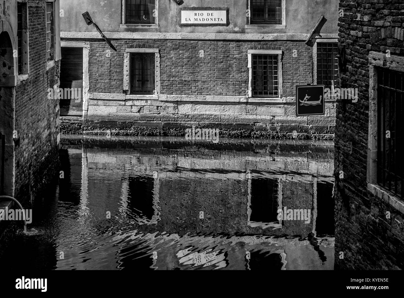 Canale veneziano e vecchi edifici in laguna di Venezia.2017 Foto Stock