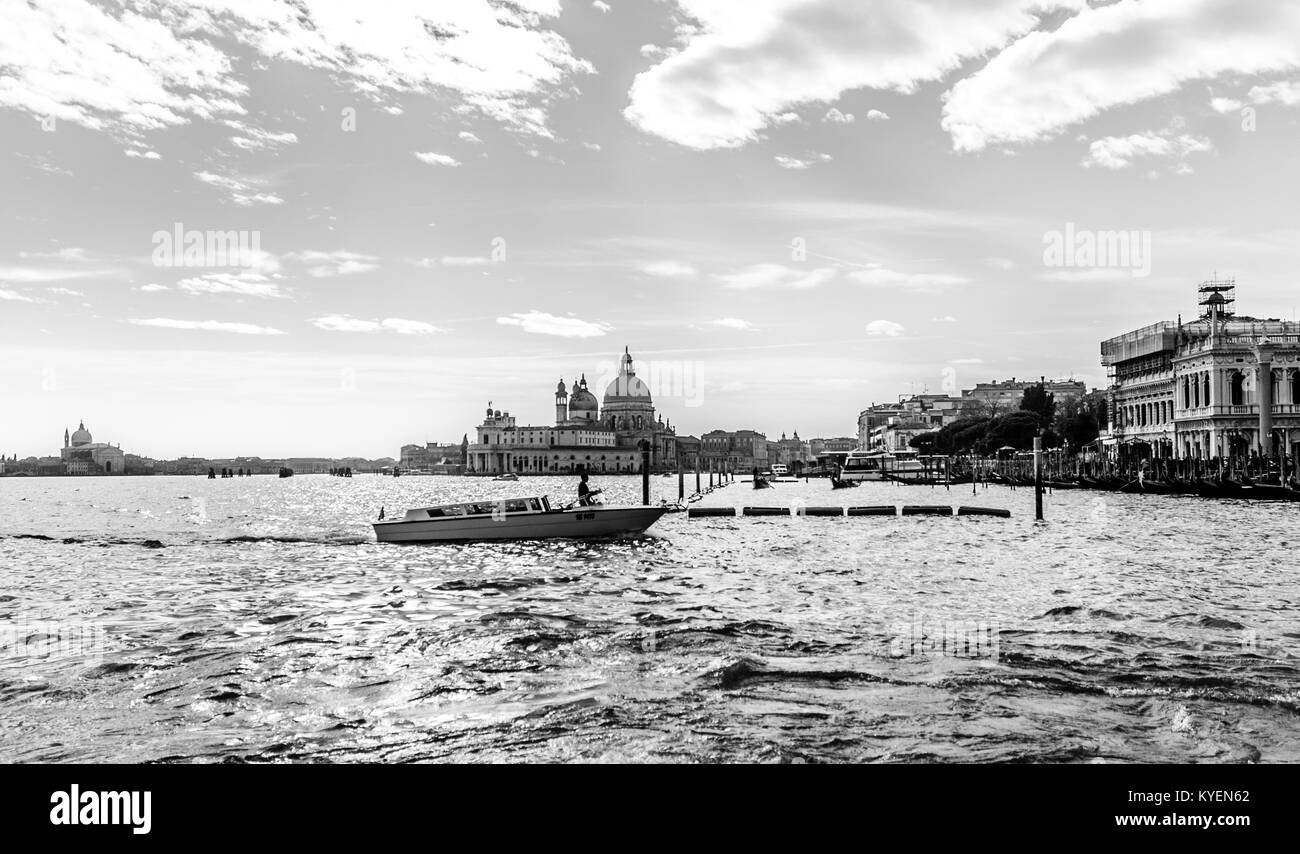 Venezia-Marzo 9: il Canal Grande ingresso,con la chiesa di Santa Maria della Salute nella distanza,Venezia,l'Italia,su marzo 9,2017. Foto Stock