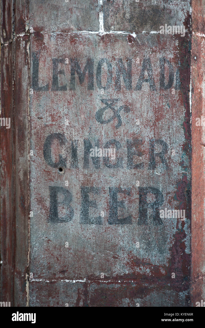 Segno fantasma su una parete al di fuori di un negozio di Edimburgo. Foto Stock