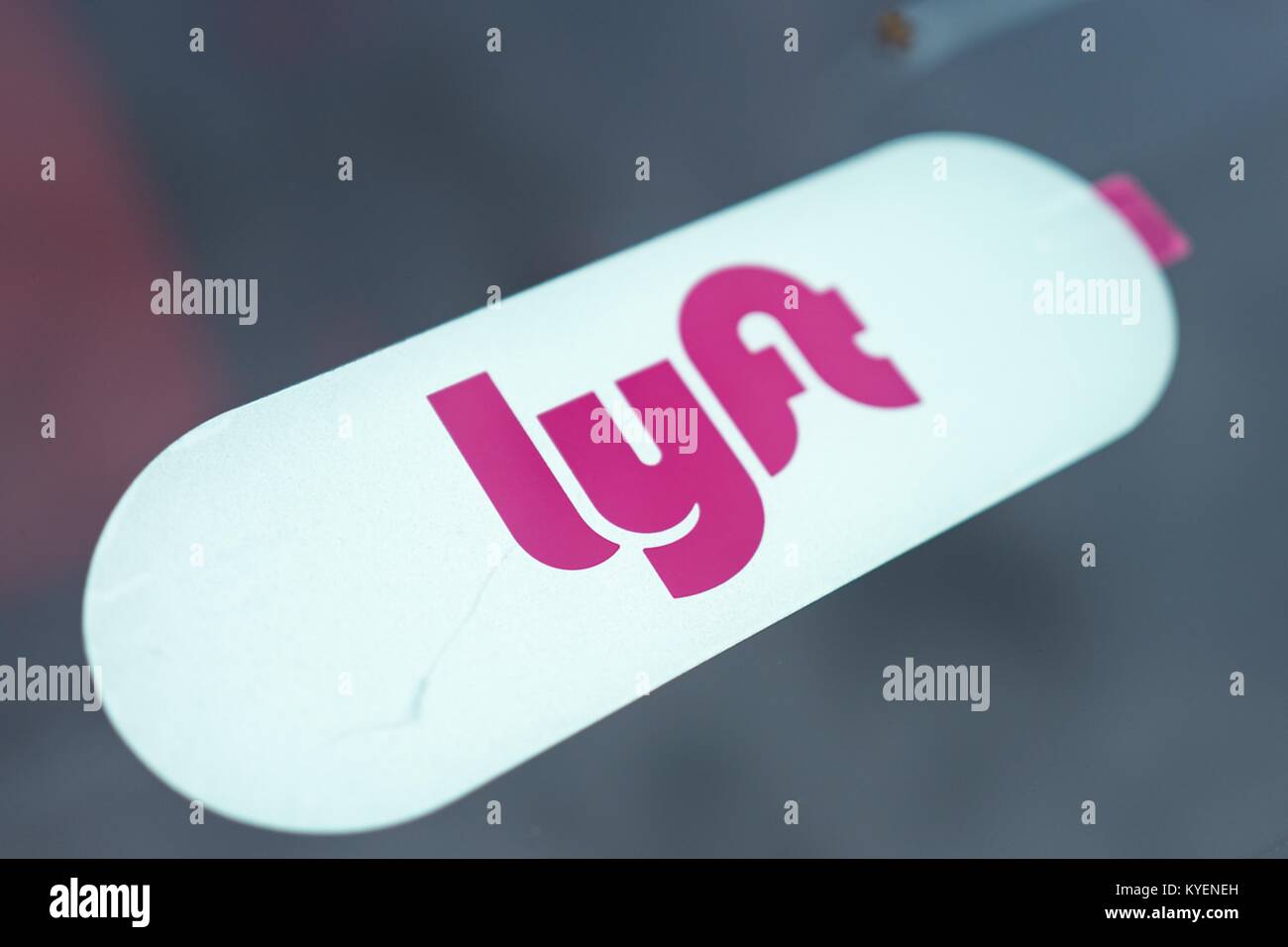 Close-up di logo per autostop e crowdsourced servizio taxi Lyft su un veicolo Lyft in San Francisco Bay Area Cittadina di Daly City, California, 3 novembre 2017. () Foto Stock