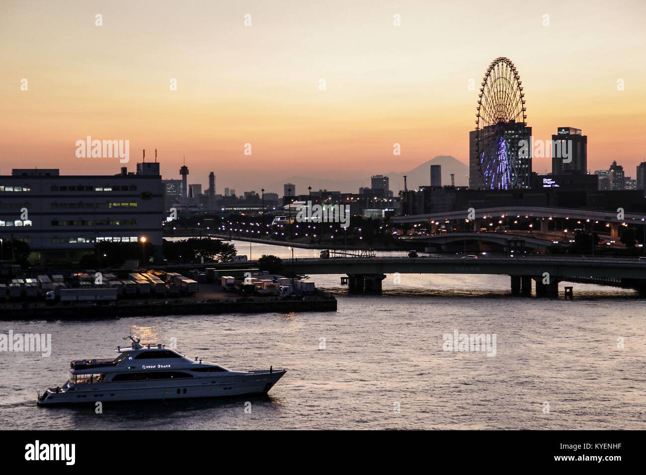 Vista al tramonto di Odaiba, un quartiere di shopping su un'isola artificiale nella Baia di Tokyo, Tokyo, Giappone, con Daikanransha ruota panoramica Ferris visibile, Ottobre 26, 2017. () Foto Stock