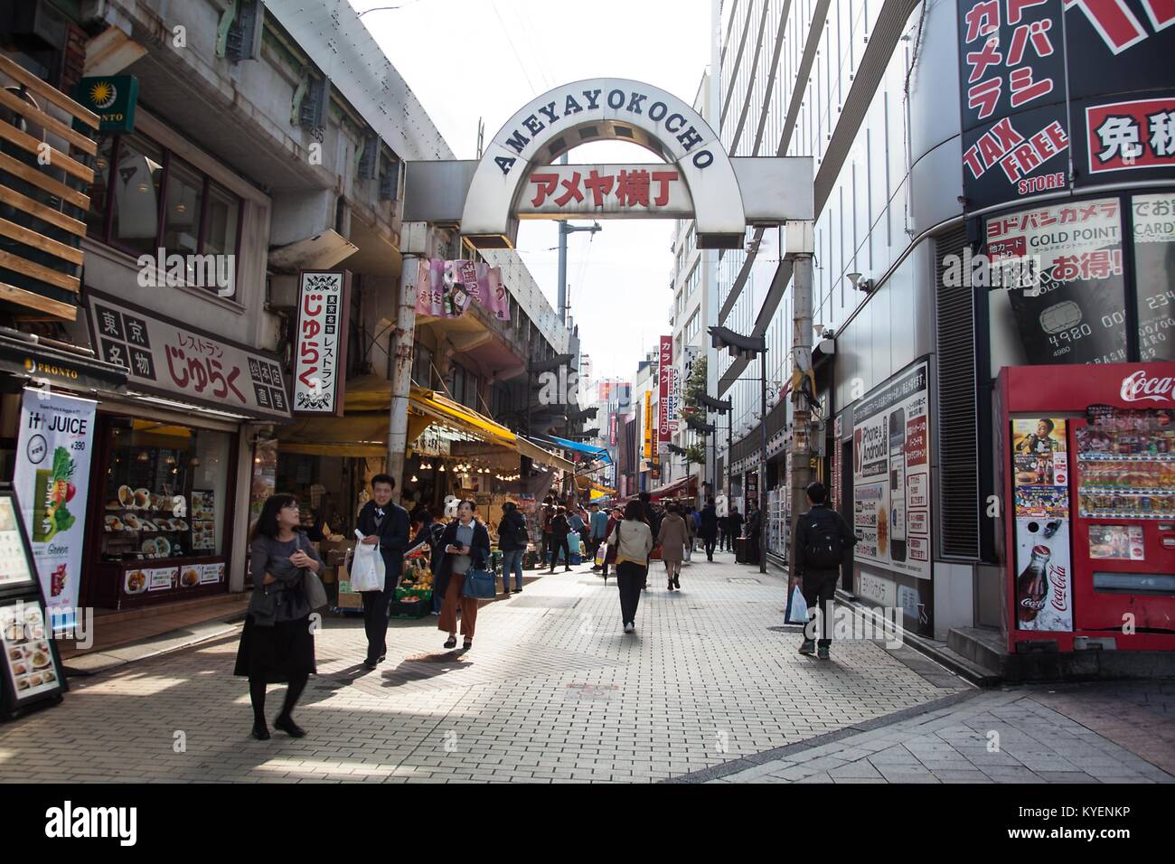 La gente a piedi giù per la Ameyoko Shopping Street (aka Ameya-Yokocho), un famoso mercato all'aperto in zona la Vigilanza Taito di Tokyo, Giappone, novembre 2017. () Foto Stock