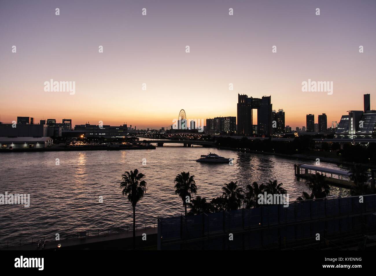 Vista al tramonto di Odaiba, un quartiere di shopping su un'isola artificiale nella Baia di Tokyo, Tokyo, Giappone, con Daikanransha ruota panoramica Ferris visibile, Ottobre 26, 2017. () Foto Stock