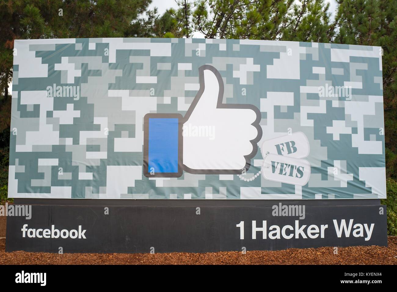 Segno con il logo con il distintivo Thumbs up simbolo di Facebook, decorate per i veterani giorno, presso la sede del social network Facebook società nella Silicon Valley, Menlo Park, California, 10 novembre 2017. () Foto Stock