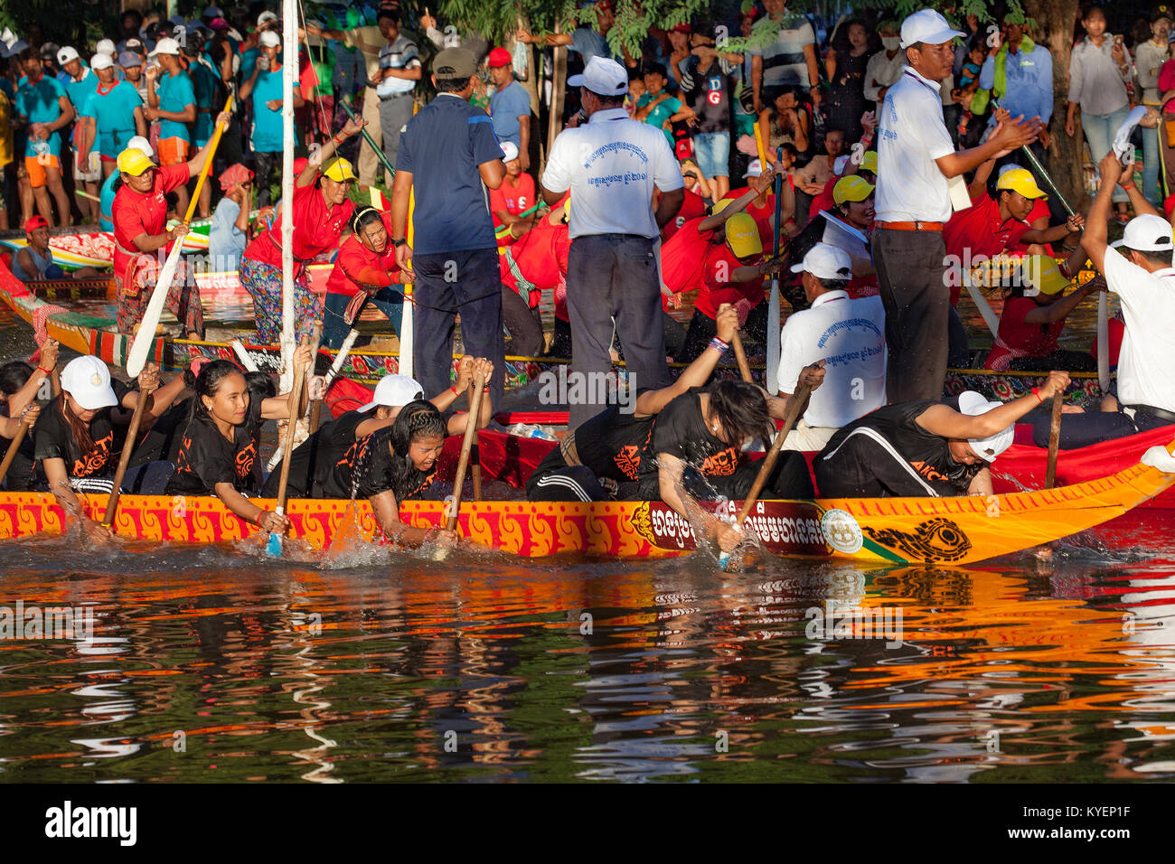 Dragon Boat Festival gara al Festival dell'acqua, Bon Om Touk, sul fiume Tonle Sap a Siem Reap, Cambogia. Foto Stock