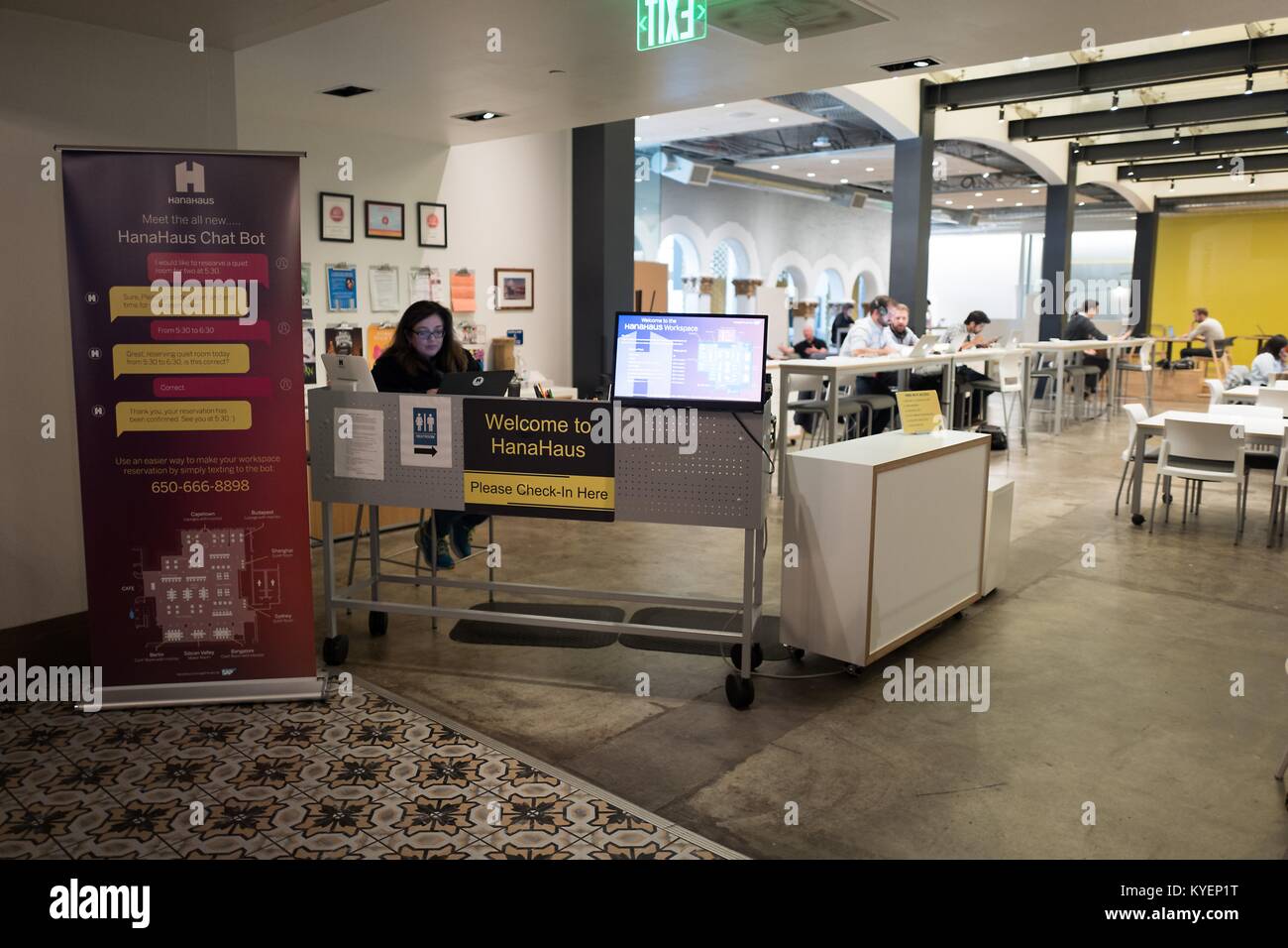 Ingresso al SAP HanaHaus co-spazio di lavoro presso la bottiglia blu Coffee shop nella Silicon Valley, Palo Alto, California, parte di un riutilizzo adattativo che ha trasformato l'ex Teatro gamma in un elegante caffetteria e HanaHouse co-spazio di lavoro, Novembre 14, 2017. () Foto Stock