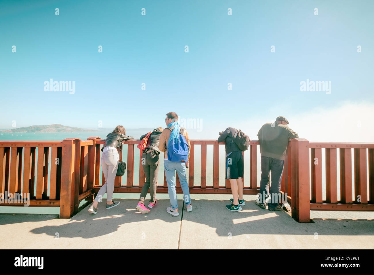 SAN FRANCISCO, ca- 11 ott. 2015: Golden Gate Bridge persone a piedi chinarsi sulla rotaia laterale di un punto di vista bumpout a guardare la vista aerea Foto Stock