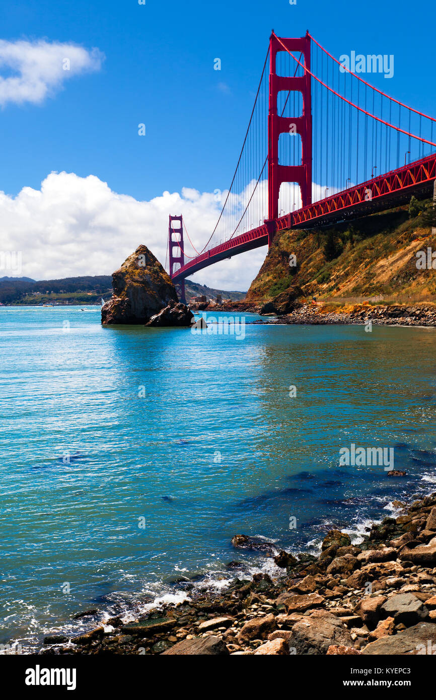 Golden Gate Bridge visto dal lato nord al bordo dell'acqua. Splendido punto panoramico per una vista unica della mitica linea span. Foto Stock