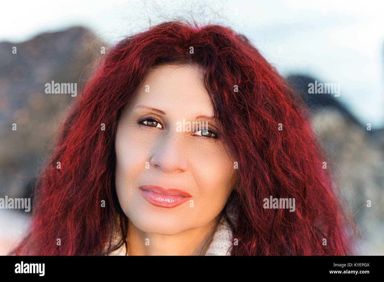 Donna in menopausa con red cherry capelli sorridente Foto stock - Alamy