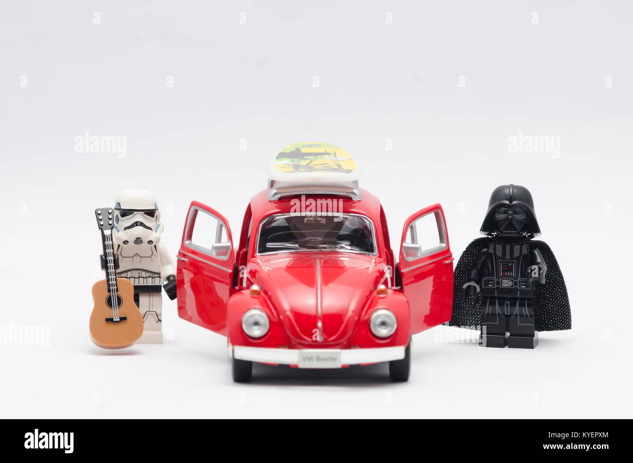 Darth Vader e Storm Trooper con Volkswagen Auto isolati su sfondo bianco. Foto Stock