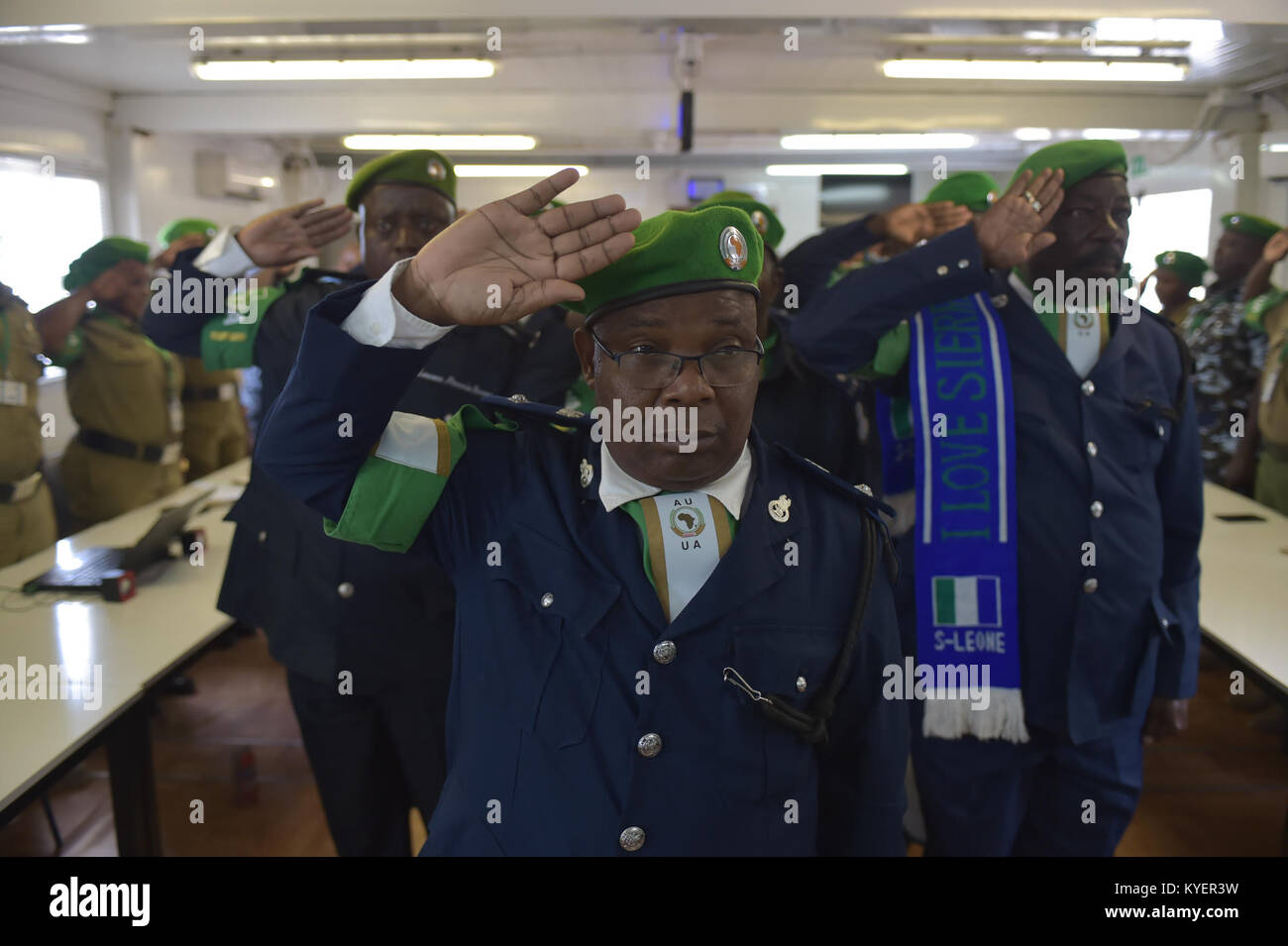 Comandante del contingente di polizia della Sierra Leone, SAHR R. Marka, che ha salutato durante una cerimonia di medaglia presso la sede dell'AMISOM a Mogadiscio, Somalia, in occasione della partenza degli agenti di polizia dalla Sierra Leone. Foto Stock
