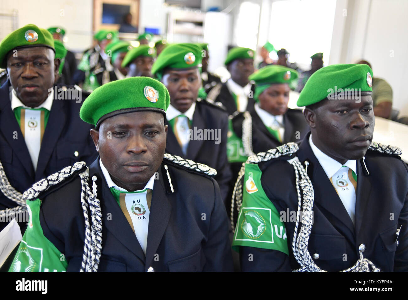 Fotografia di singoli agenti di polizia ugandesi che hanno partecipato a una cerimonia di medaglia presso il quartier generale dell'AMISOM a Mogadiscio, Somalia, il 29 agosto 2017, riconoscendo il loro servizio nelle operazioni di mantenimento della pace. Foto Stock