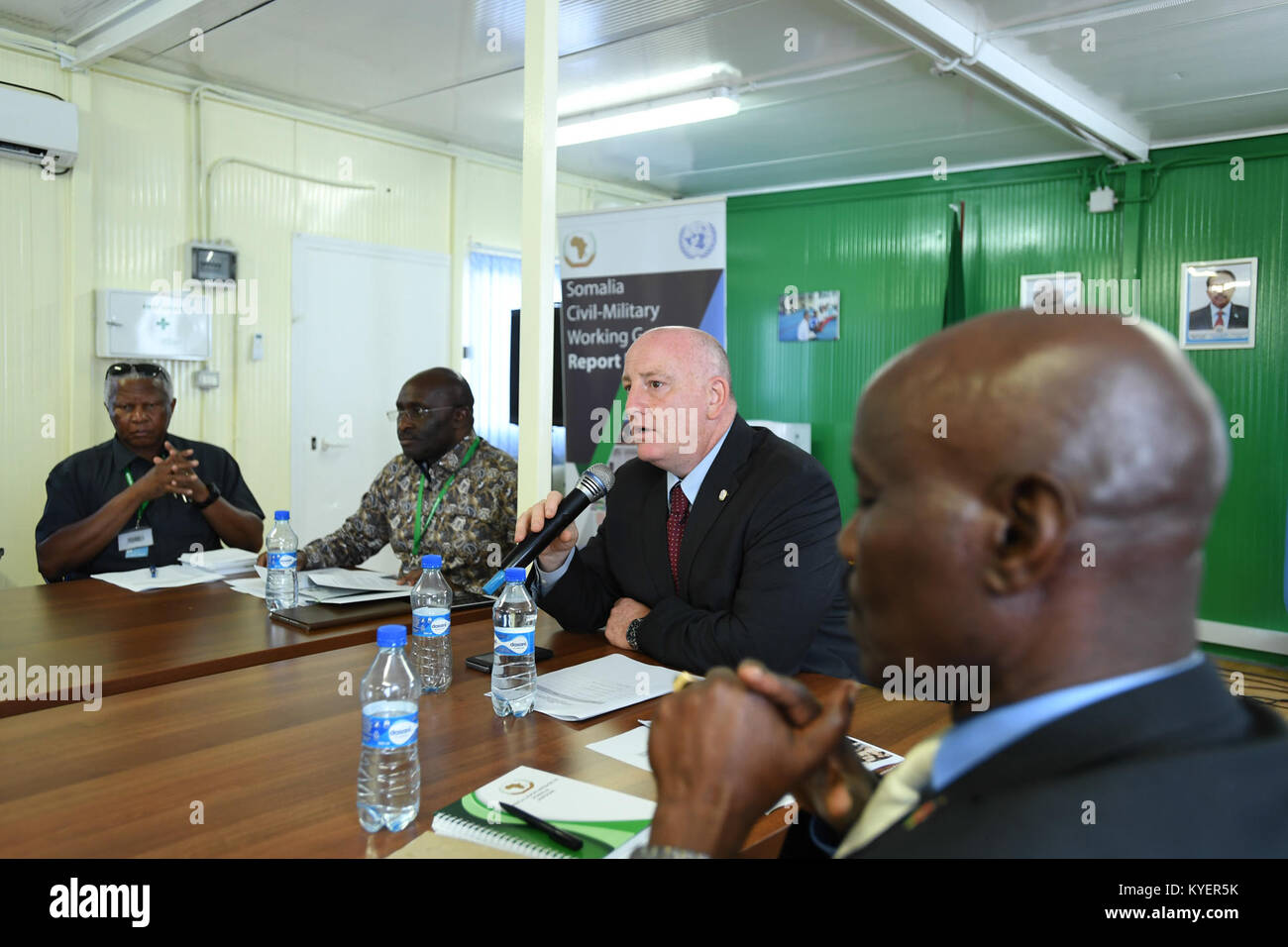 Justin Brady, l'UNOCHA Capo Ufficio per la Somalia, parla durante una riunione sui civili e militari del gruppo di lavoro svoltasi a Mogadiscio, Somalia il 7 settembre 2017. AMISOM foto / Omar Abdisalan Foto Stock