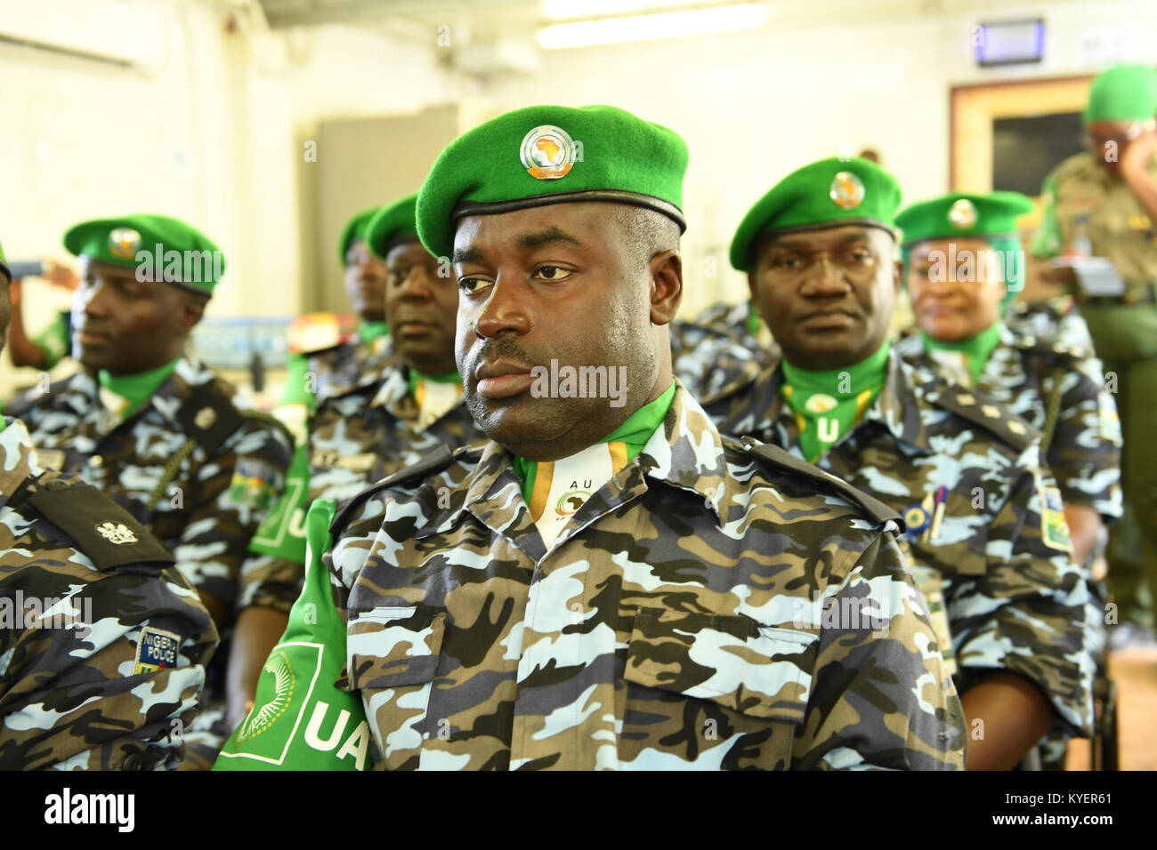 Gli agenti di polizia nigeriani hanno partecipato a una cerimonia di medaglia presso la sede dell'AMISOM a Mogadiscio l'8 settembre 2017, segnando la partenza di un contingente di ufficiali. Foto Stock