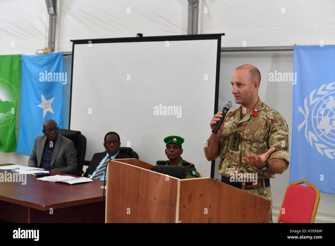 Il colonnello John Wakelin, il comandante delle forze britanniche, parla durante la cerimonia di apertura di un seminario a neutralizzare gli ordigni esplosivi improvvisati (IED) a Mogadiscio, Somalia il 25 settembre 2017. AMISOM foto / Omar Abdisalan Foto Stock