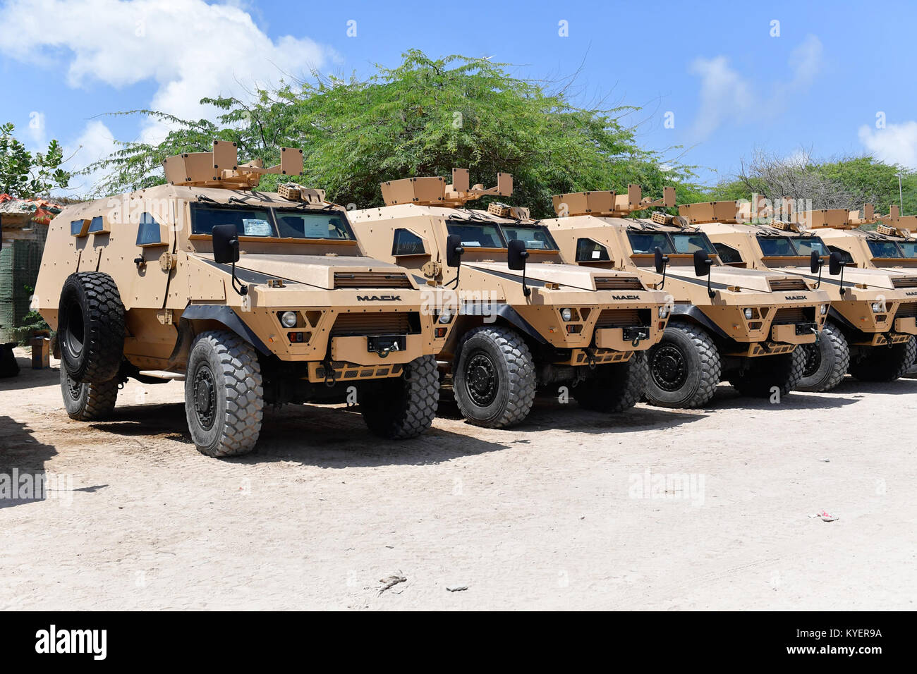 Questa fotografia mostra una sezione di veicoli donati al contingente ugandese AMISOM dagli Stati Uniti per aiutare nella lotta contro il terrorismo in Somalia, presi a Mogadiscio il 25 settembre 2017. Foto Stock