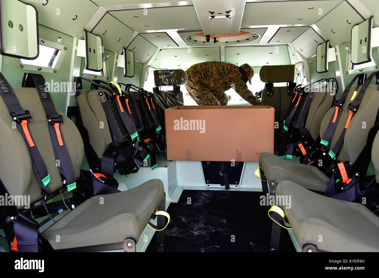 L'interno dei veicoli donati al contingente ugandese AMISOM dagli Stati Uniti come parte del sostegno continuo alla lotta contro il terrorismo somala, fotografato durante una cerimonia di consegna a Mogadiscio il 25 settembre 2017. Foto Stock