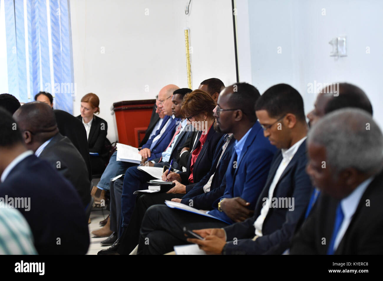 Fotografia di un raduno a Mogadiscio, Somalia, il 7 ottobre 2017, durante il lancio della sezione quattro sulla prevenzione e la lotta all'estremismo violento, con rappresentanti del governo somalo e diplomatici. Foto Stock