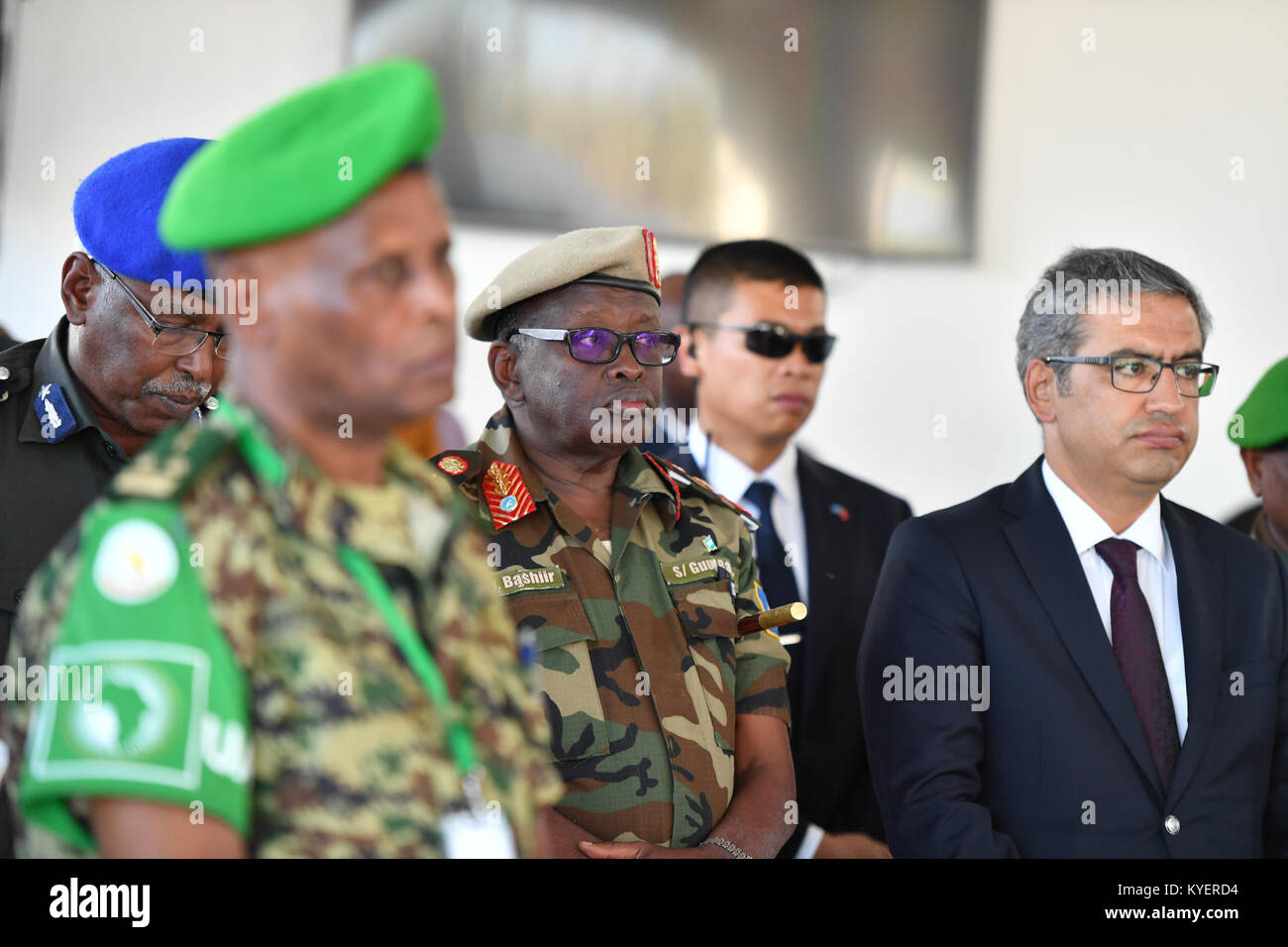 Gli ospiti partecipano alle celebrazioni in occasione del 55° anniversario dell'indipendenza dell'Uganda a Mogadiscio, in Somalia, il 9 ottobre 2017, come parte di relazioni internazionali ed eventi diplomatici. Foto Stock