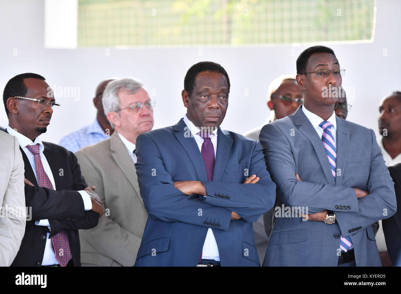 Gli ospiti partecipano alle celebrazioni per il 55° anniversario dell'indipendenza dell'Uganda a Mogadiscio, Somalia, il 9 ottobre 2017. L'immagine è accreditata a AMISOM Photo / Omar Abdisalan. Foto Stock