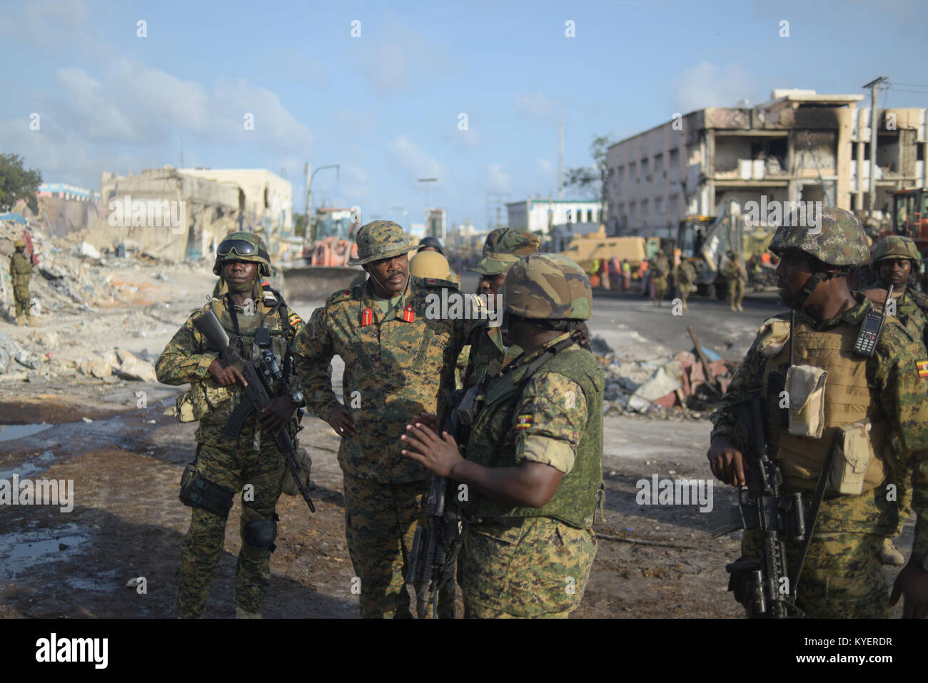 Il generale di brigata Kayanja Muhanga, comandante del contingente ugandese nell'ambito della missione dell'Unione africana in Somalia (AMISOM), visita il sito di un attacco VBIED a Mogadiscio, Somalia, il 15 ottobre 2017. L'attacco è stato condotto dal gruppo militante al Shabaab. Foto Stock