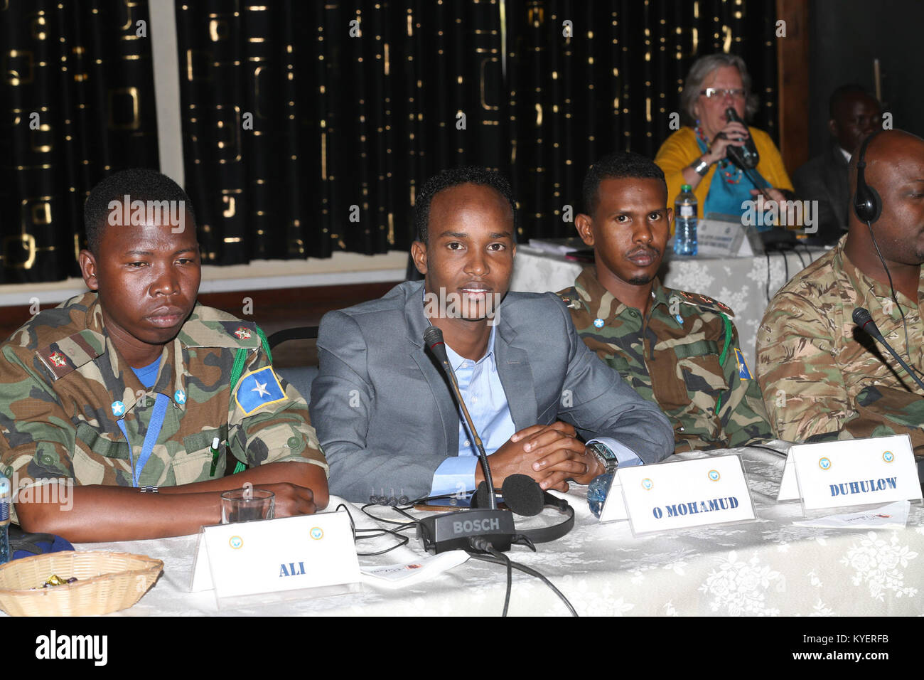 Partecipanti alla cerimonia di chiusura della formazione dei formatori volta a prevenire il reclutamento e l’uso di bambini soldato a Nairobi, Kenya, il 20 ottobre 2017, nell’ambito dell’iniziativa AMISOM. Foto Stock