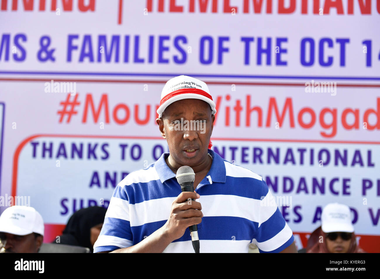 Mohamed Abdulahi Salad, ministro federale dei trasporti e dell’aviazione civile somala, parla in occasione di una cerimonia tenutasi a Mogadiscio, in onore delle vittime dell’attentato terroristico del 14 ottobre 2017. Foto Stock