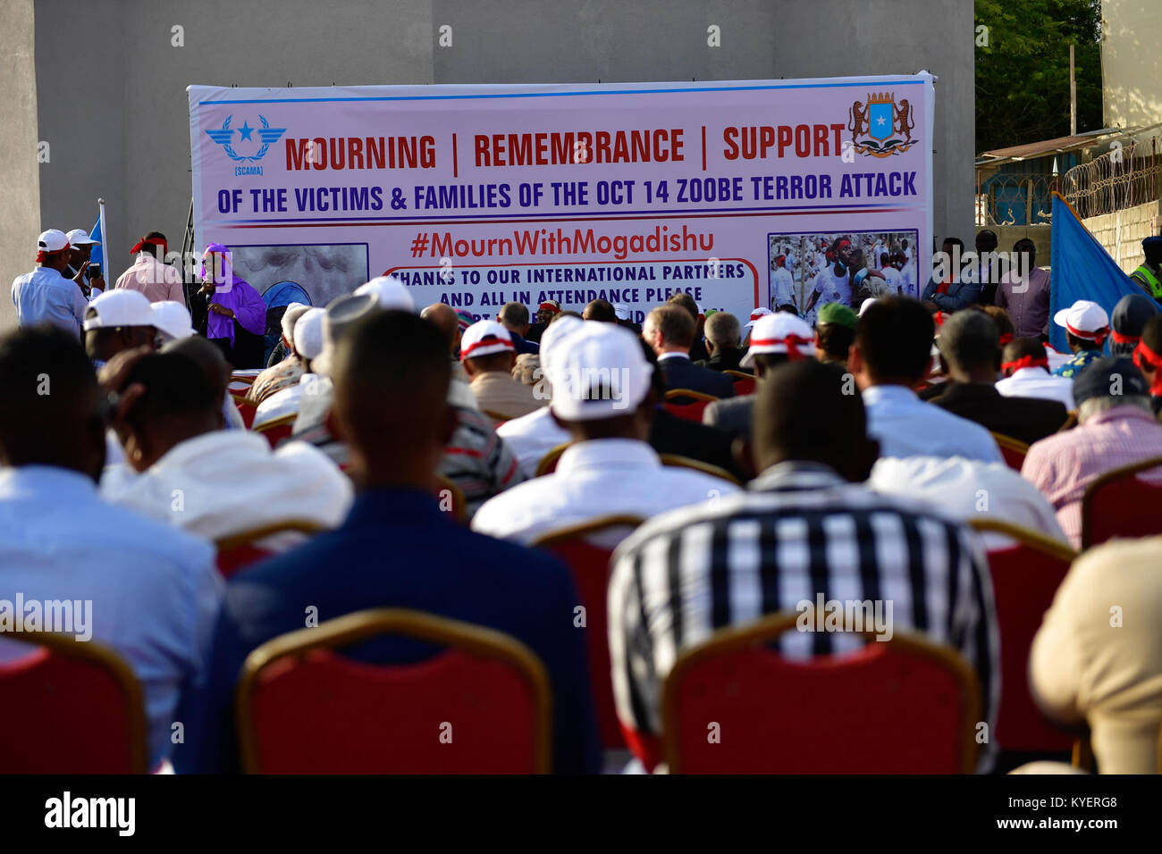 Gli ospiti assistere ad una cerimonia in ricordo delle vittime e le famiglie di Ottobre 14 attacco terroristico tenutasi a Mogadiscio il 20 ottobre 2017. AMISOM foto / Ilyas Ahmed Foto Stock