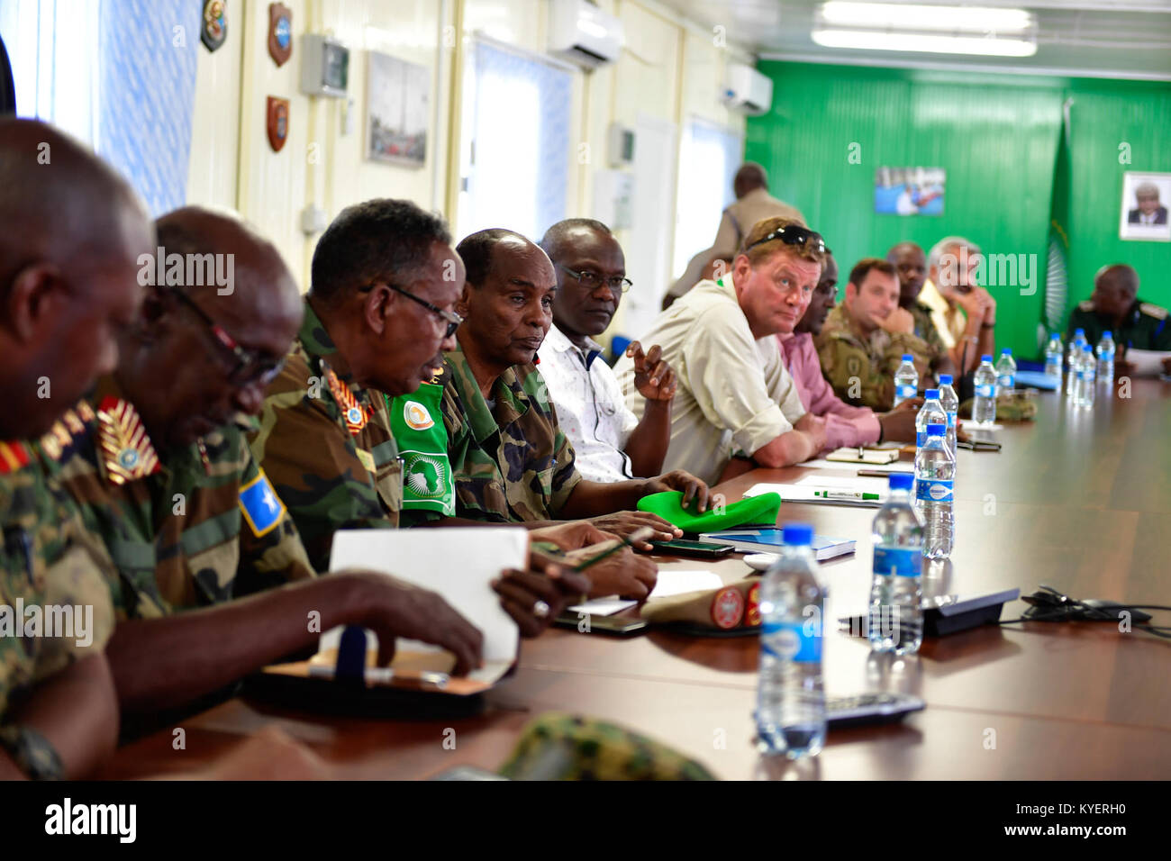 Il 25 ottobre 2017, funzionari del governo federale somalo, dell'AMISOM, delle Nazioni Unite e di altri partner internazionali si sono incontrati presso il quartier generale della missione AMISOM a Mogadiscio per rivedere il bombardamento di Zoobe Junction del 14 ottobre e discutere le strategie di gestione delle crisi. Foto Stock